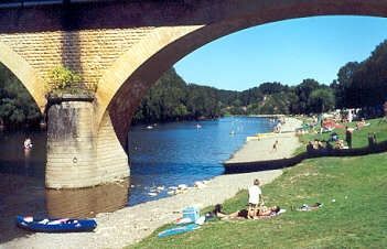 LE BUISSON Brücke: heiss ersehnt...

In Wirklichkeit ist es dunkel, es gibt keine Menschen, und das Wasser steht einen Meter höher.